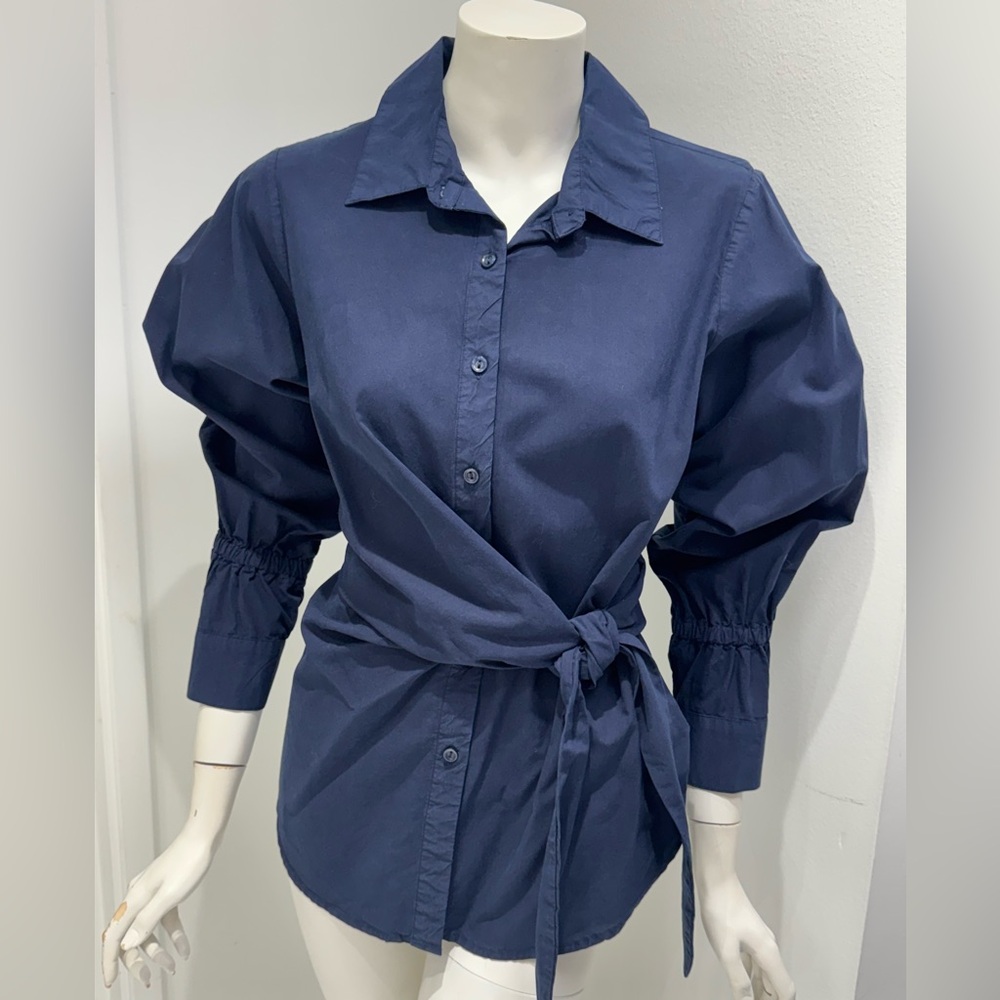 Brand New Never Been worn YFB Flynn top in navy. Poplin fabric
Collared neck